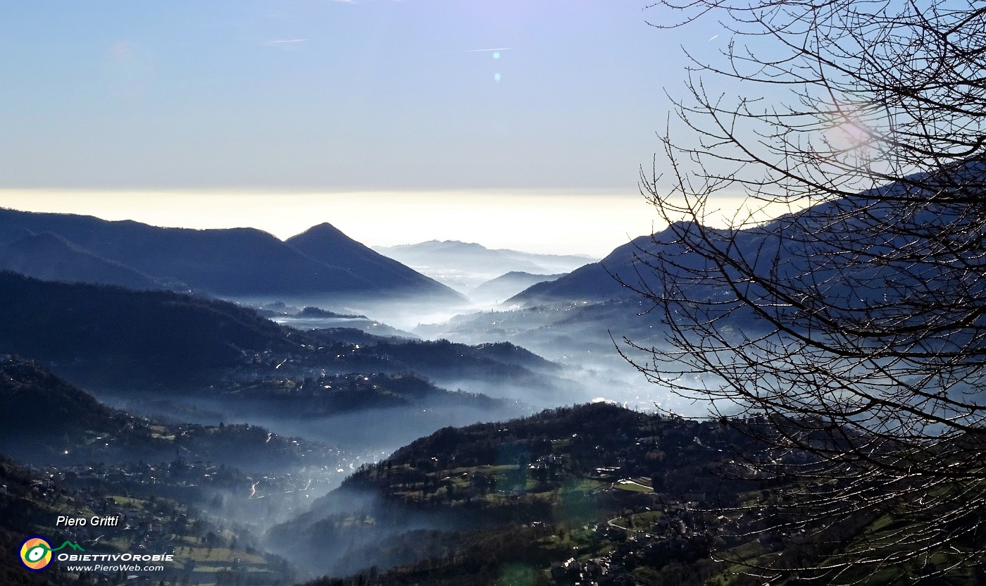 27 La  vista spazia sulla Valle Imagna col fondovalle nella nebbia che si dirara.JPG -                                